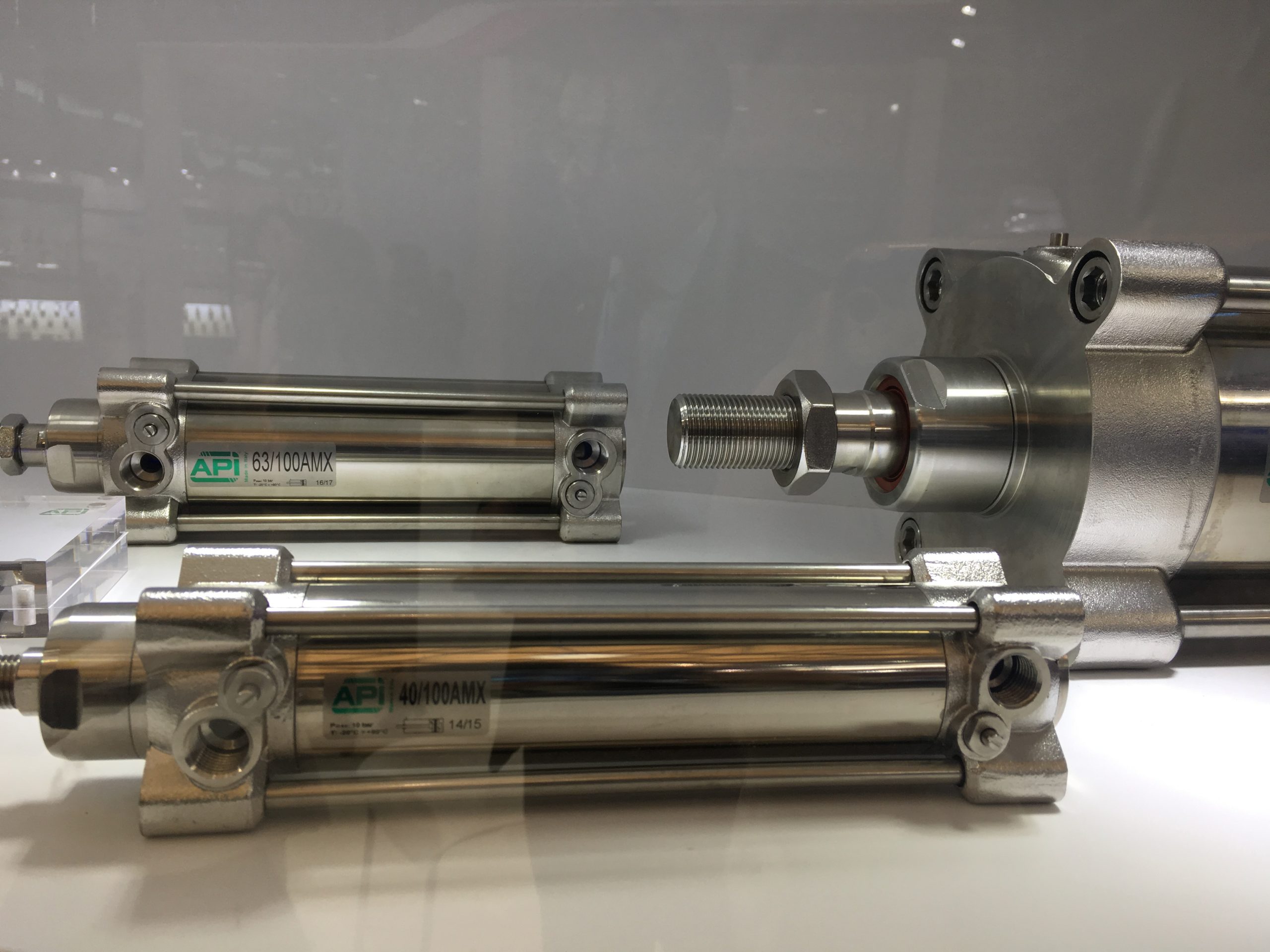 KCC小型液压缸选型:缸径、行程、工作压力与安装空间的参数核对配图