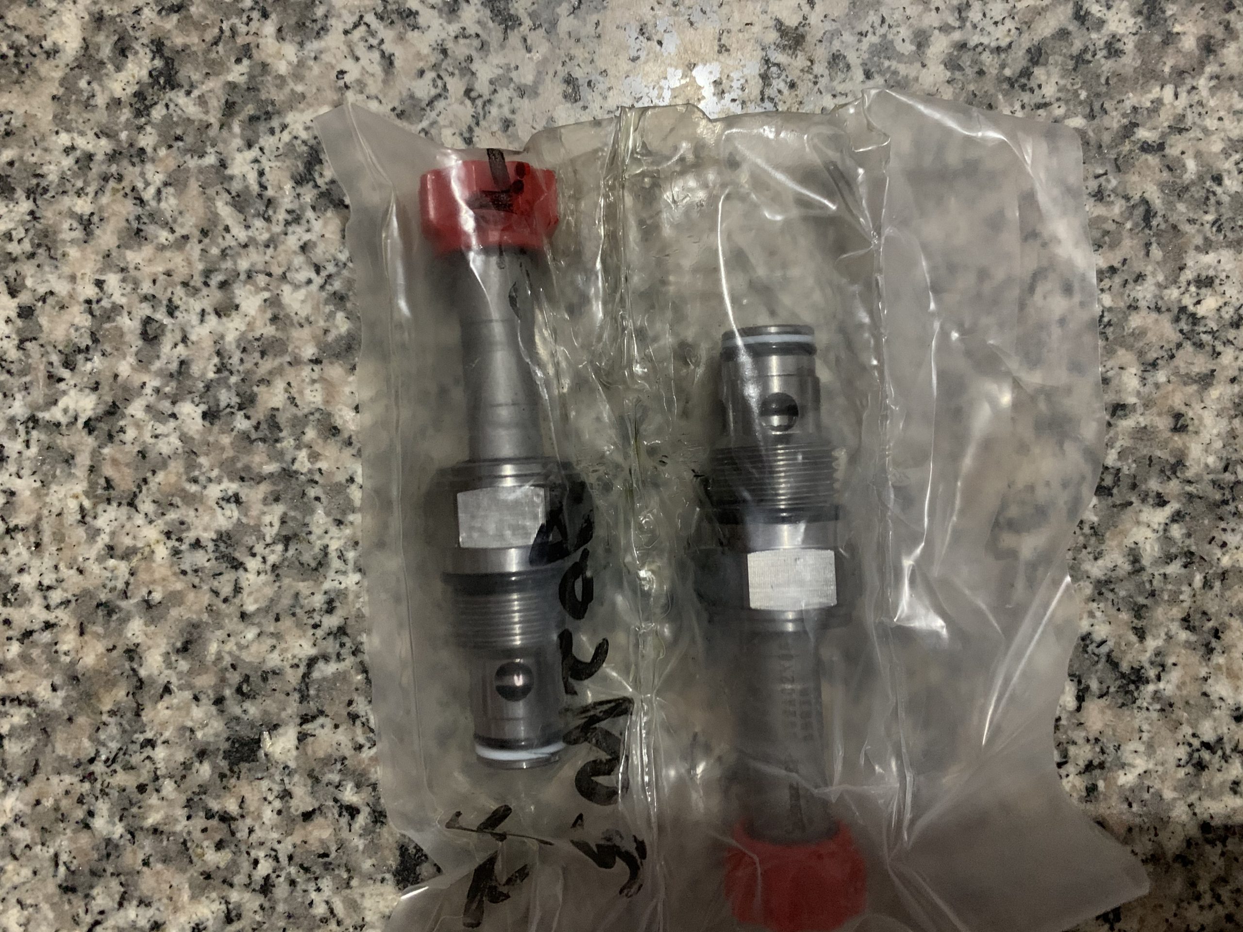 液压缸出现漏油时,parker液压缸应重点检查密封件、活塞杆与缸筒状态配图